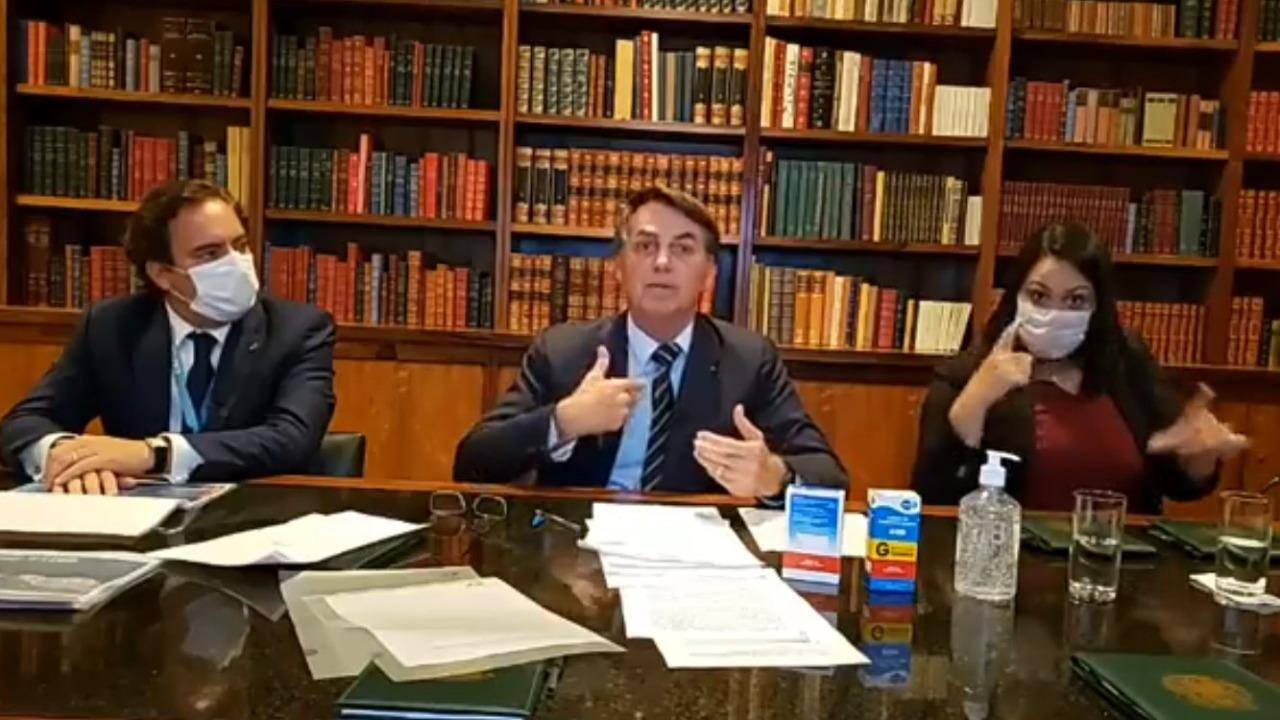 Bolsonaro faz live durante crise do coronavírus