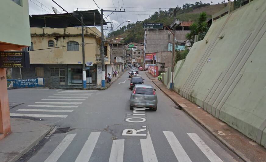 Crime ocorrido na rua Olímpio Vargas, no bairro Anto Antônio, em Manhuaçu, foi presenciado por vários moradores