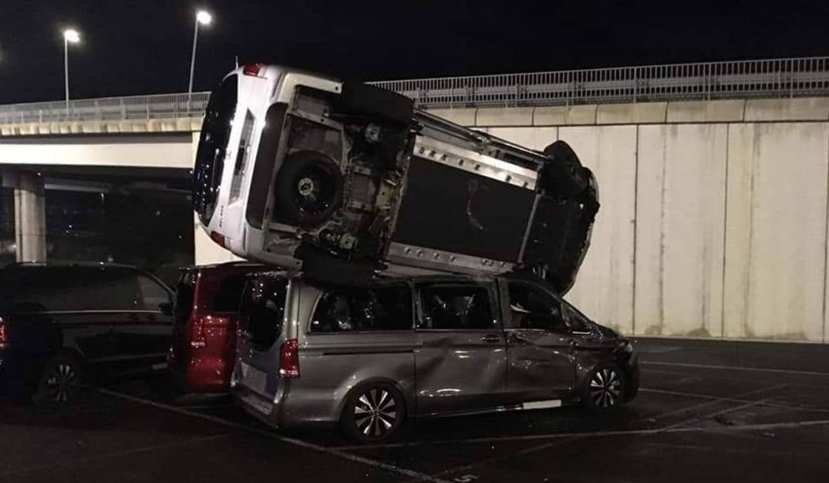 Ex-funcionário da Mercedes invade pátio com trator e destrói 50 veículos