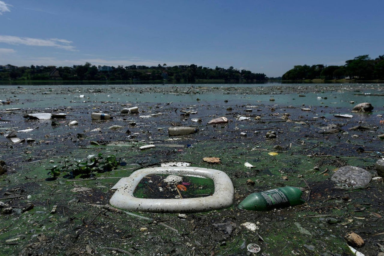Até mesmo uma privada é vista na lagoa