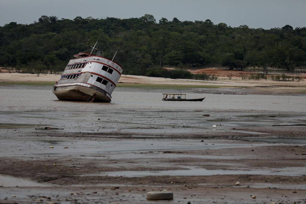 Um ferry boat é visto encalhado na Marina do Davi, área de atracação do rio Negro na cidade de Manaus