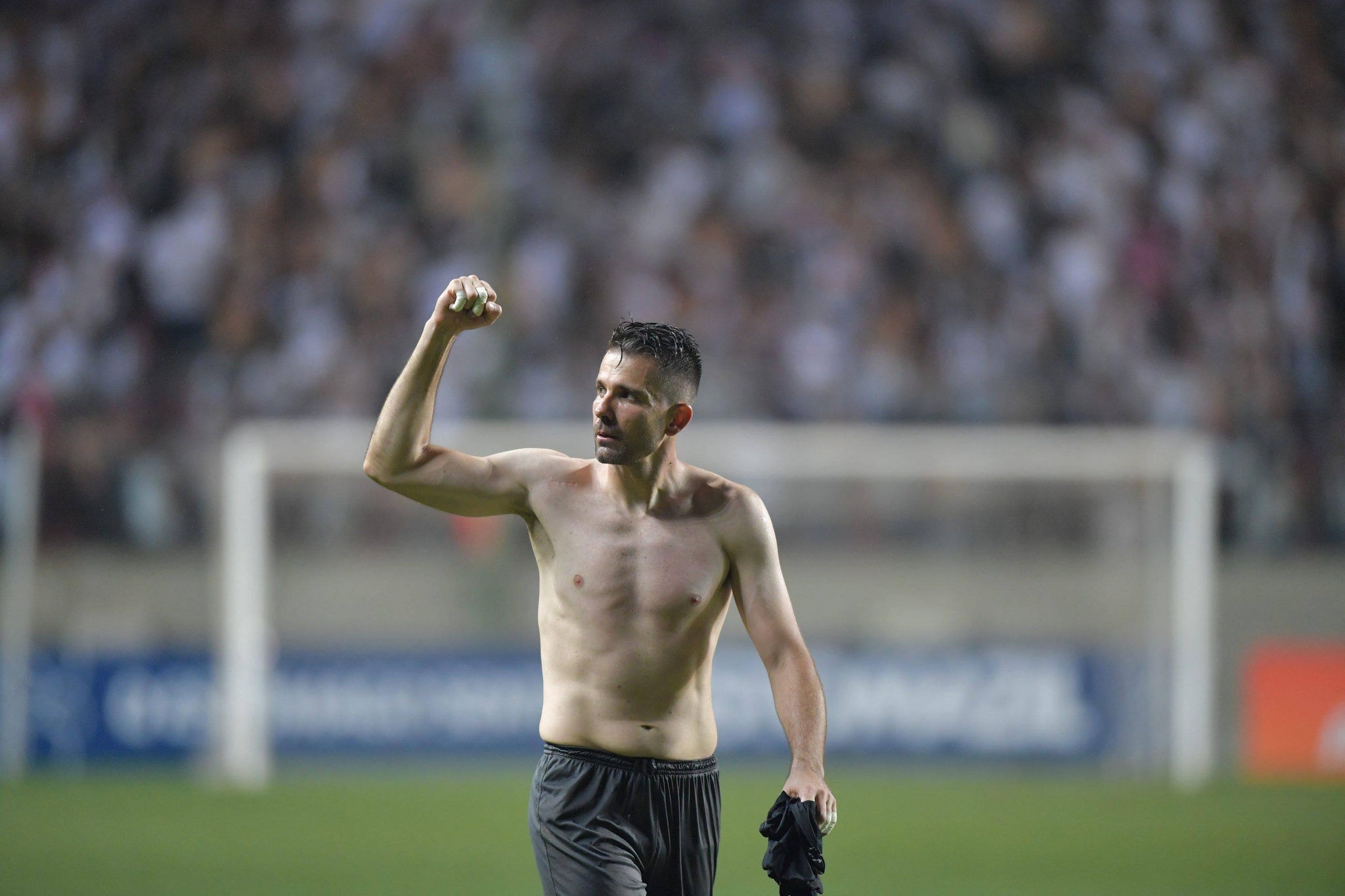 O goleiro Victor comemora com a torcida depois da vitória do Atlético sobre o Botafogo no Independência