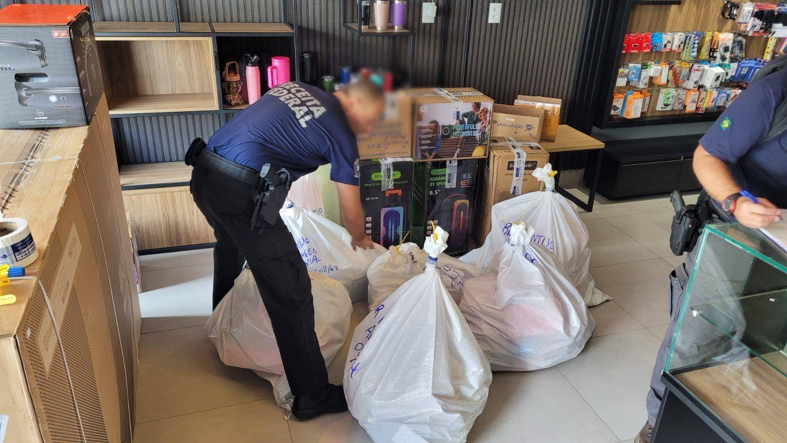 Ao todo, foram apreendidos cerca de R$ 600 mil em produtos contrabandeados nas duas cidades