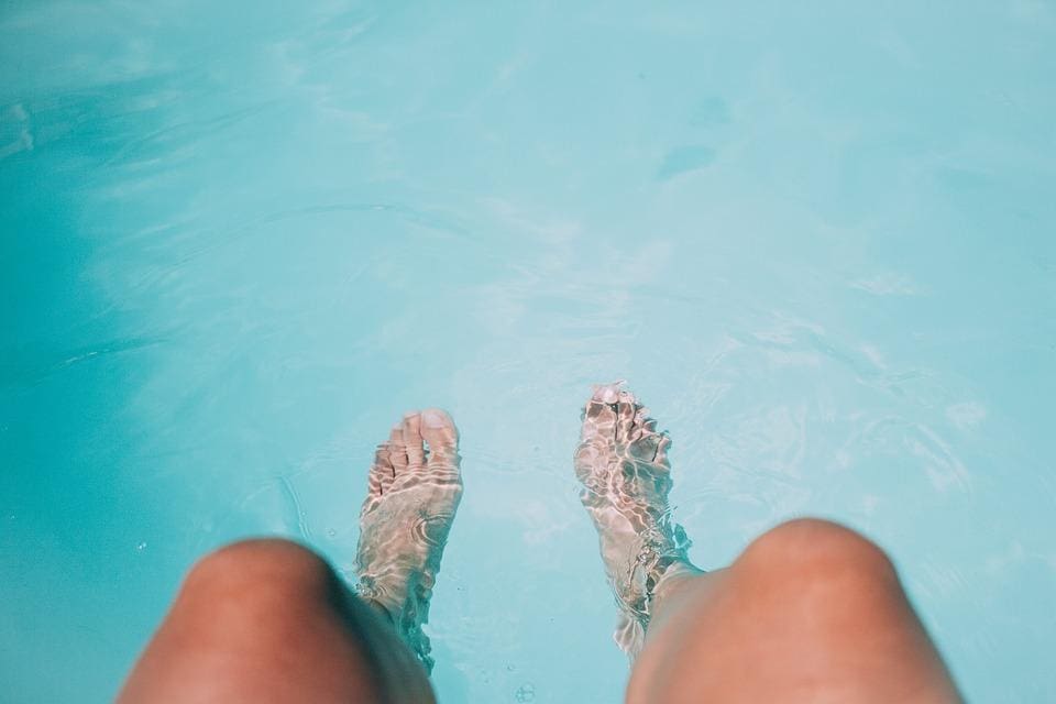 pé piscina
