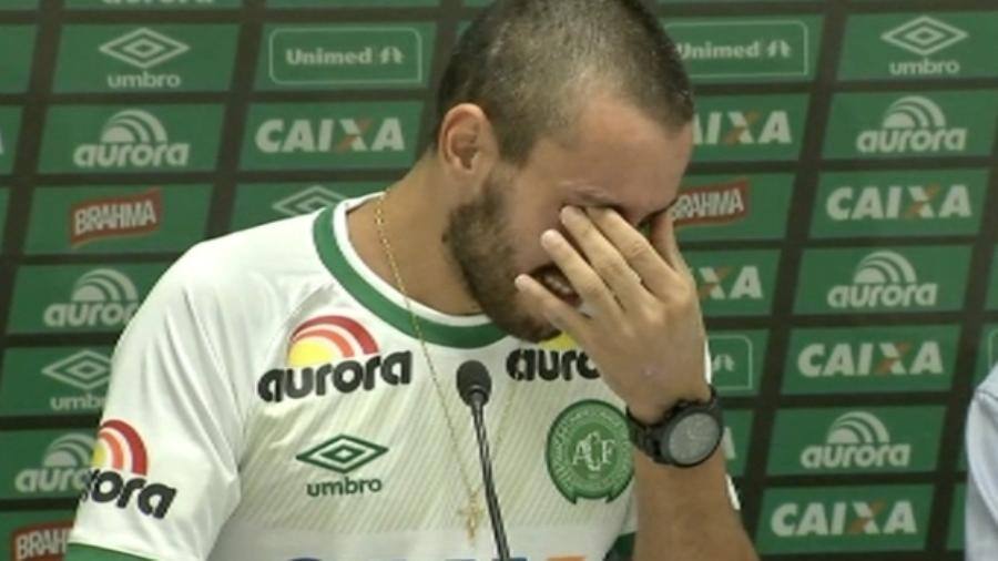 Alan Ruschel não consegue segurar a emoção em primeira entrevista coletiva pós-acidente 