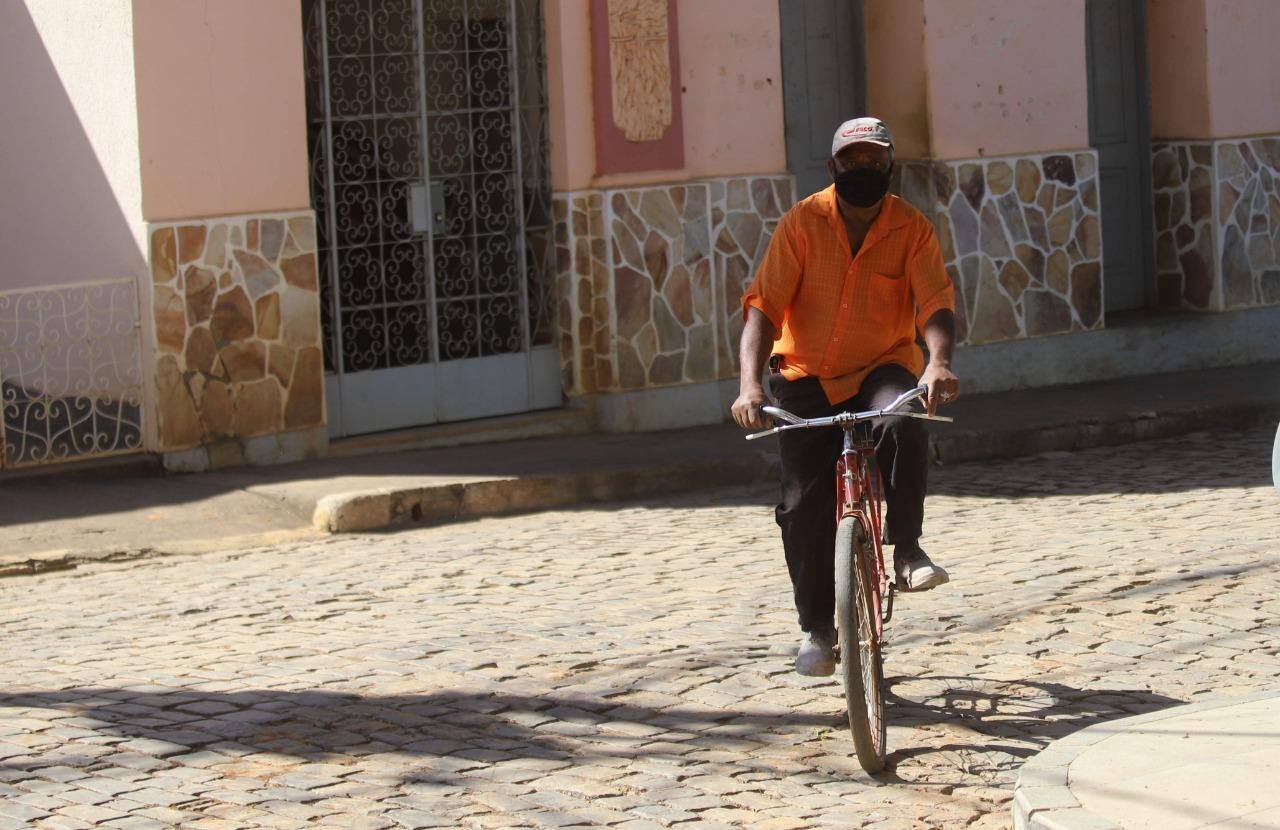 Morador, ainda de máscara, anda de bicicleta em Rio Doce, cidade da Zona da Mata a 115 km de BH