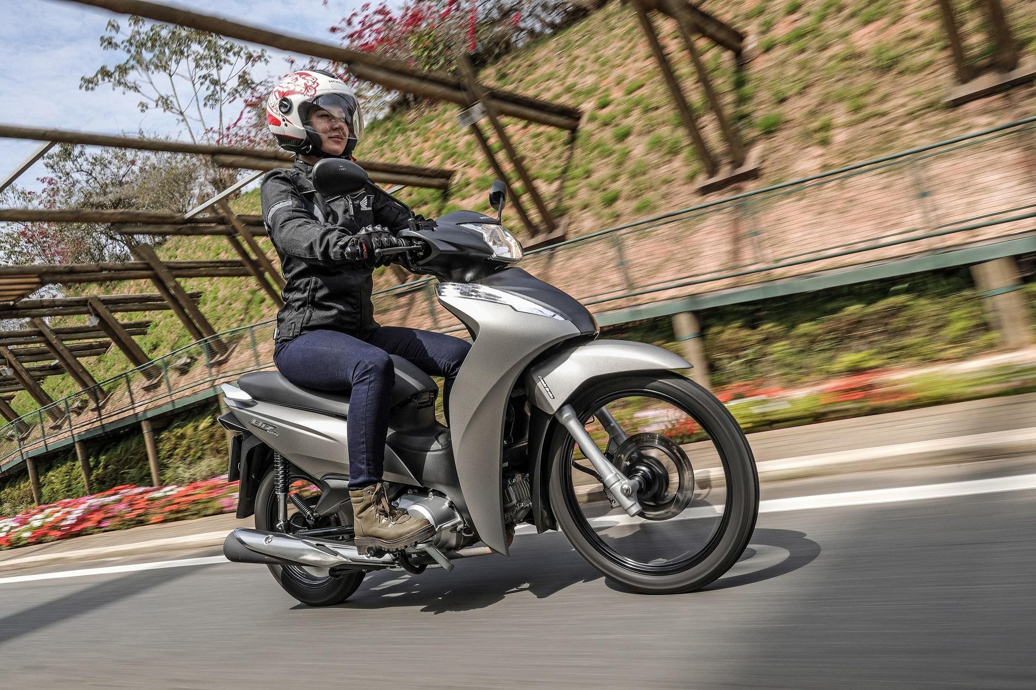 Honda Biz chega à linha 2024 custando mais cara