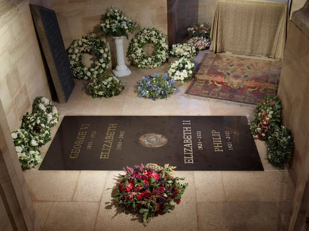 ALT Lápide da rainha Elizabeth II é esculpida em mármore preto belga e tem os nomes dela, de seus pais e seu marido