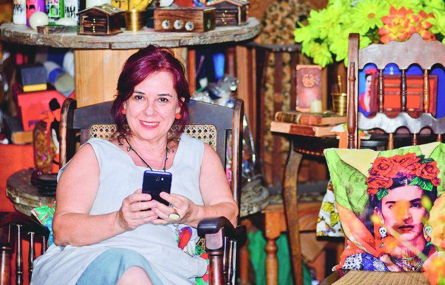 Cléo Zocrato, do Empório Treco e Afetos, utiliza o WhatsApp para divulgar eventos e vender diretamente aos clientes