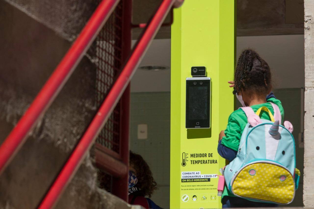 Totem instalado na Escola Municipal de Educação Infantil (EMEI), na rua dos Timbiras, é parte de um teste da Prefeitura de BH, que pretende implantar equipamentos como esse também em outras unidades escolares