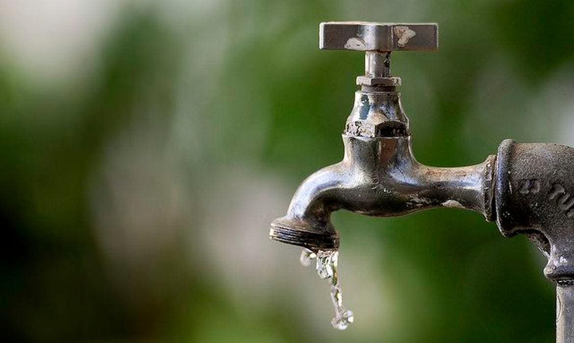 Cerca de 84% dos serviços privados de água e esgoto estão na mão de quatro companhias