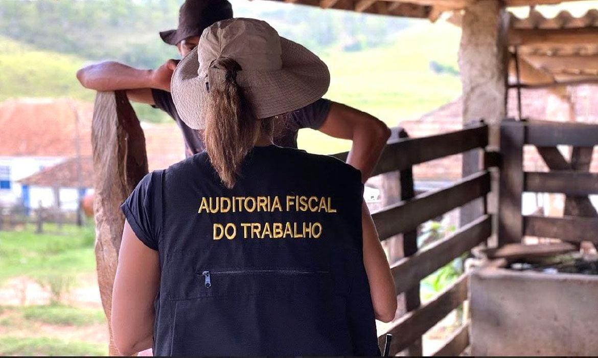 Inclusão de empregadores flagrados em situação ilegal é feita desde 2003, e vem sendo atualizada todo semestre. Os nomes permanecem na cadastro do governo federal por dois anos