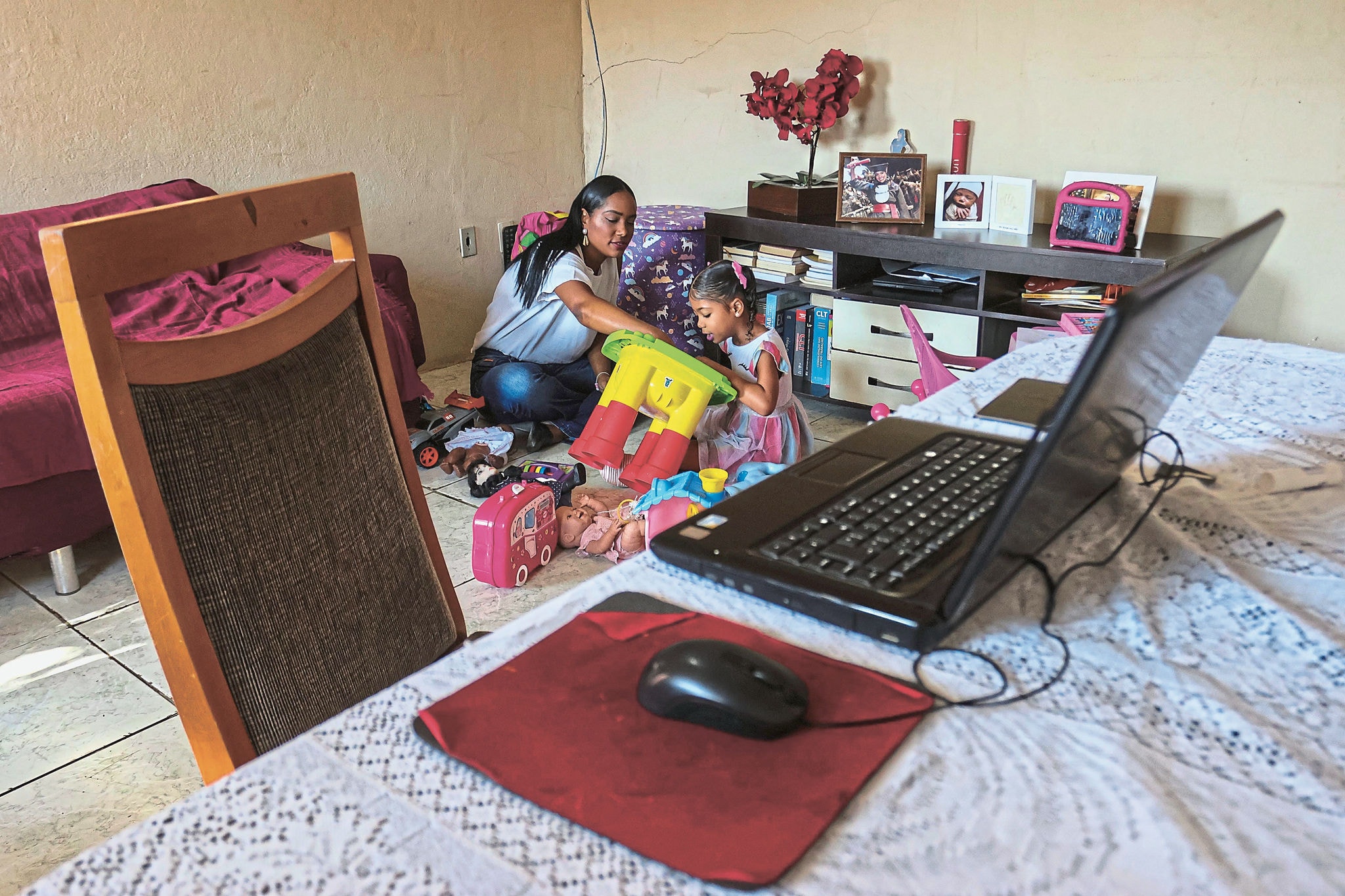 Durante as férias,  a alternativa da advogada Daniela Macena, 37,  é dividir tempo entre o trabalho, em home office, com a filha Maya, de 4 anos - Foto Rodney Costa/ O TEMPo