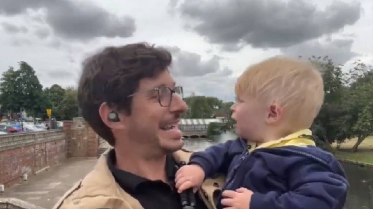 Felipe ainda distraiu o filho enquanto trabalhava