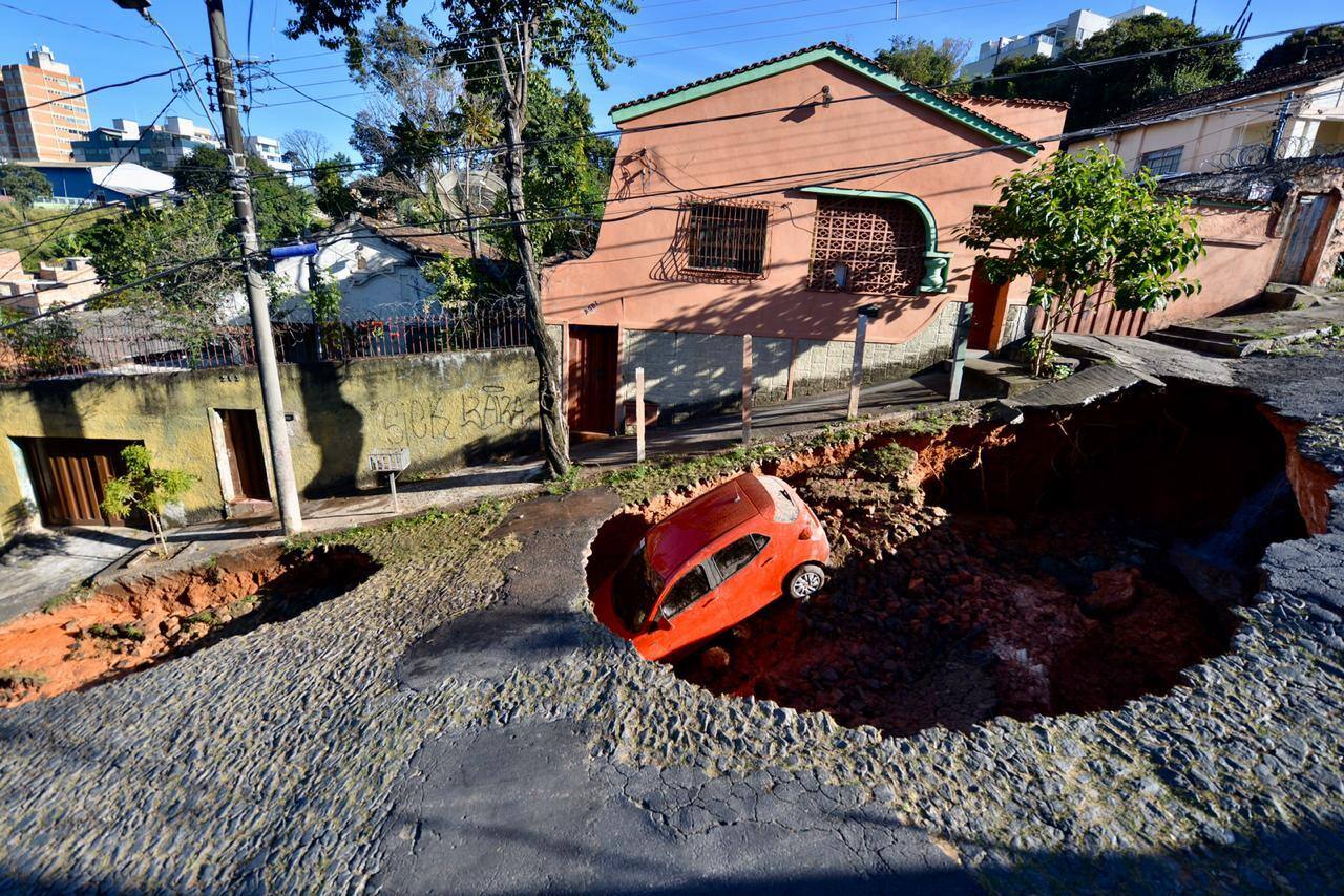 Cratera na rua Gabro
