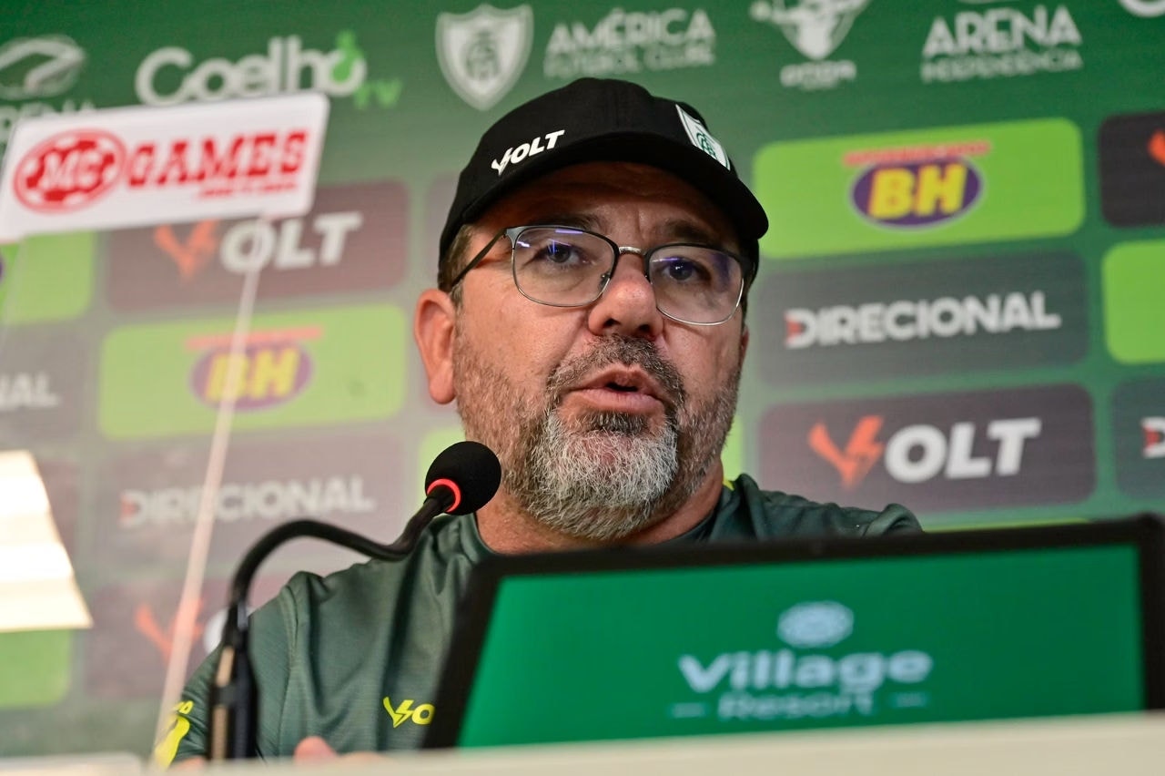 Enderson participou de coletiva de imprensa após o último jogo do Coelho
