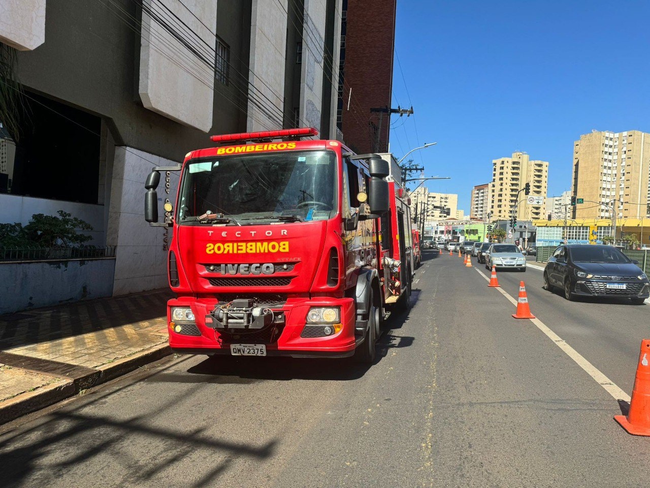 Vítima foi achada pelos bombeiros sentada em meio às chamas