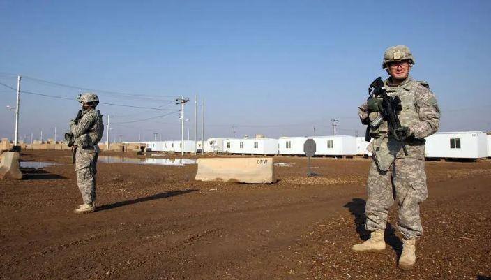 Soldados caminham na base Camp Taji, em Al Taji, no Iraque, em foto de 2014