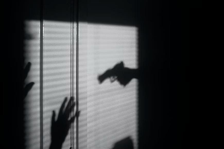 Imagem ilustrativa de uma pessoa segurando uma arma