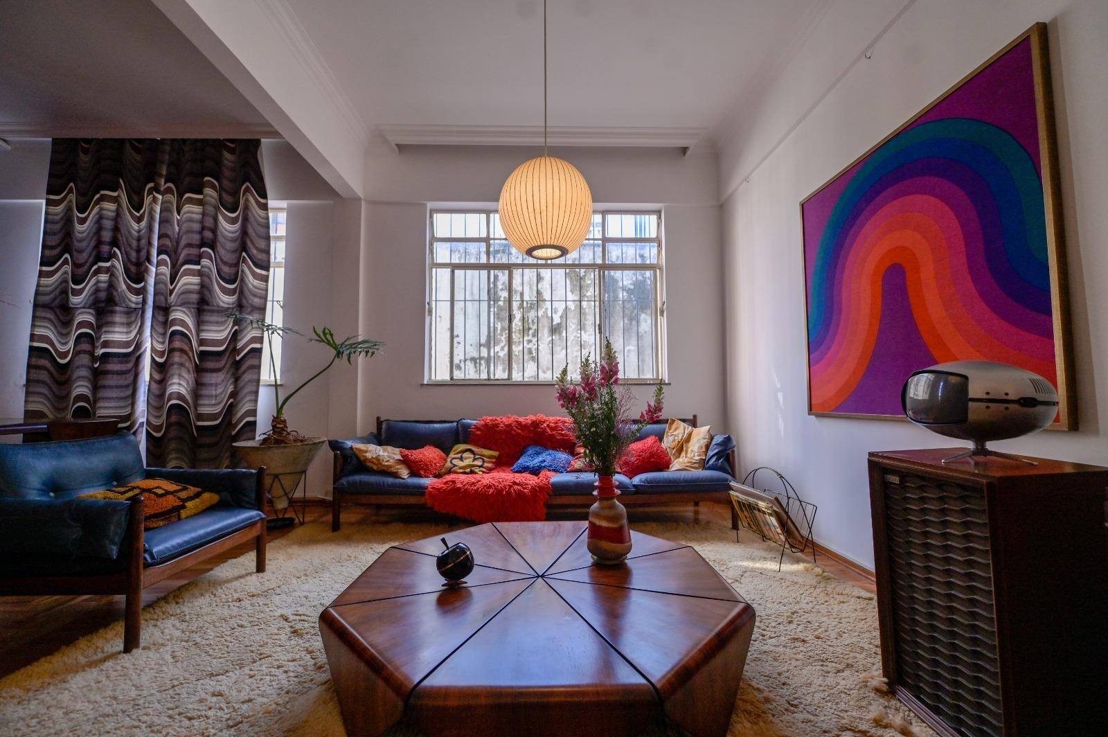 Sala de estar decorada por Thiago Gazzinelli Haddad. Em primeiro plano, um de seus itens prediletos: a mesa de centro Pétala, de Jorge Zalszupin