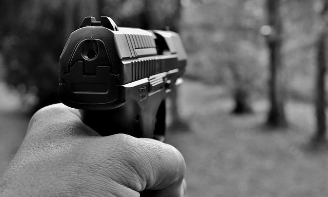 Um homem de 29 anos foi preso nesta segunda-feira (16 de junho) por suspeita de matar o ex da atual parceira com um tiro no rosto, em São Sebastião do Oeste, na região Centro-Oeste do Estado.  De acordo com informações da Polícia Militar de Minas Gerais (PMMG), o homem confessou o crime. Aos policiais, ele afirmou que agiu em legítima defesa e para proteger sua companheira.   Segundo o suspeito, ele e a mulher eram constantemente ameaçados pela vítima, que não aceitava o fim do relacionamento com a ex-parceira.   A vítima chegou a ser socorrida e levada para o hospital, mas não resistiu aos ferimentos. A perícia técnica compareceu ao local do crime.  Conforme a PMMG, a vítima e o suspeito não têm antecedentes criminais