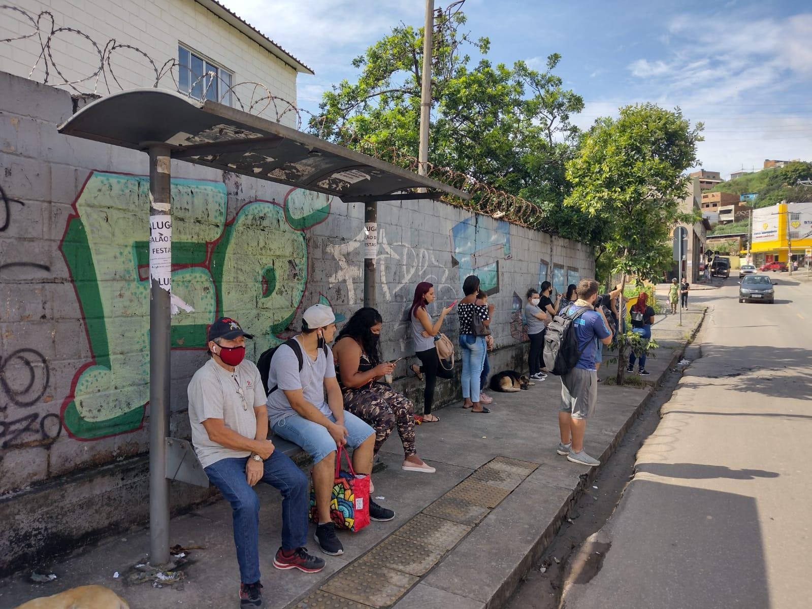 Paralisação de ônibus, ponto de ônibus da Rua Flor de Pitangueira, no bairro Independência