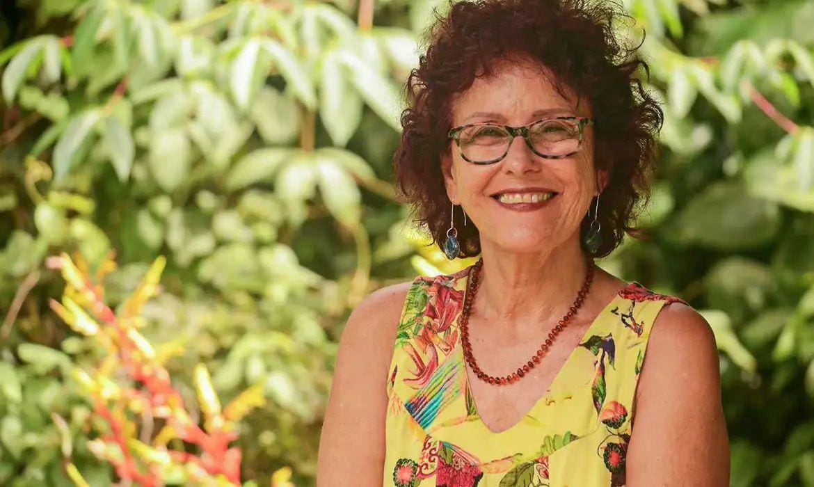 Escritora e poetisa Roseana Murray, de 73 anos, foi atacada por três pitbulls enquanto caminhava em Saquarema