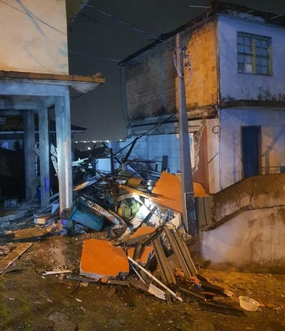Casa de dois andares desmoronou após explosão