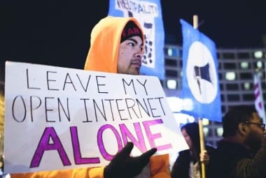 Manifestantes em diversas partes dos Estados Unidos pediam para o governo manter a neutralidade da internet