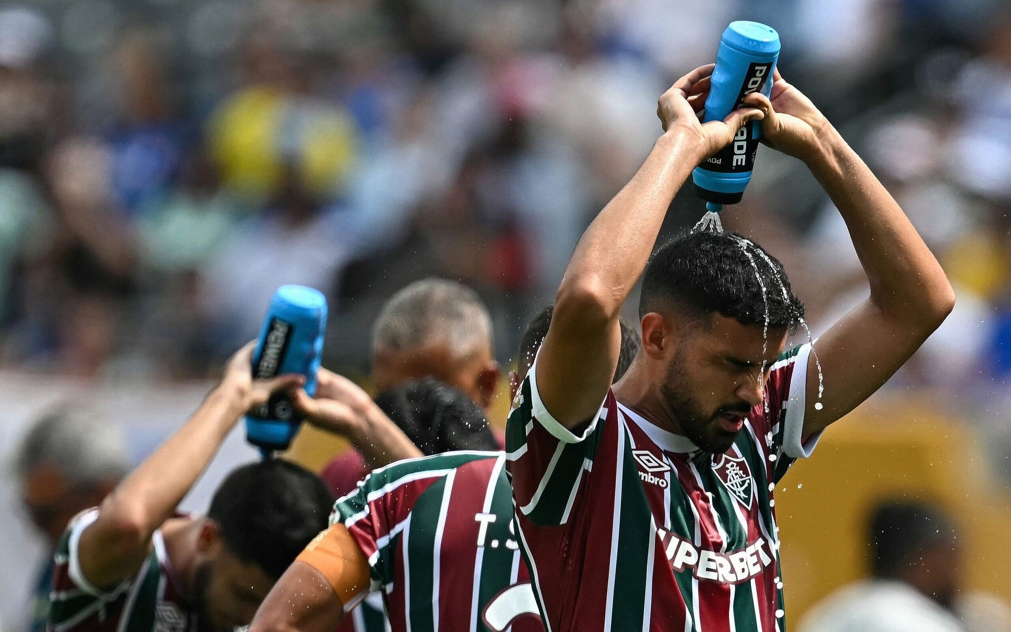 Jogadores do Fluminense se refrescam contra o Chelsea (Foto: Paul Ellis/ AFP)