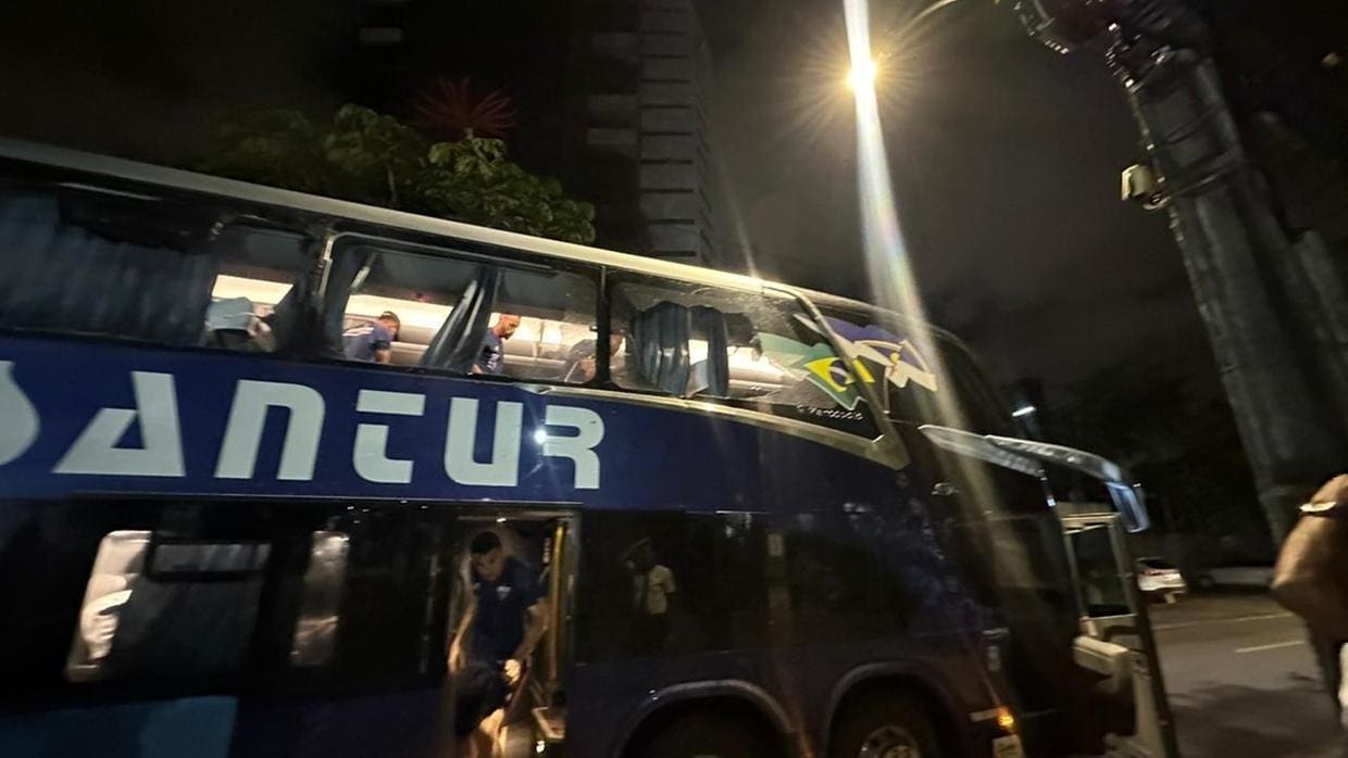Jogadores do Fortaleza deixam o ônibus após serem alvos de ataques