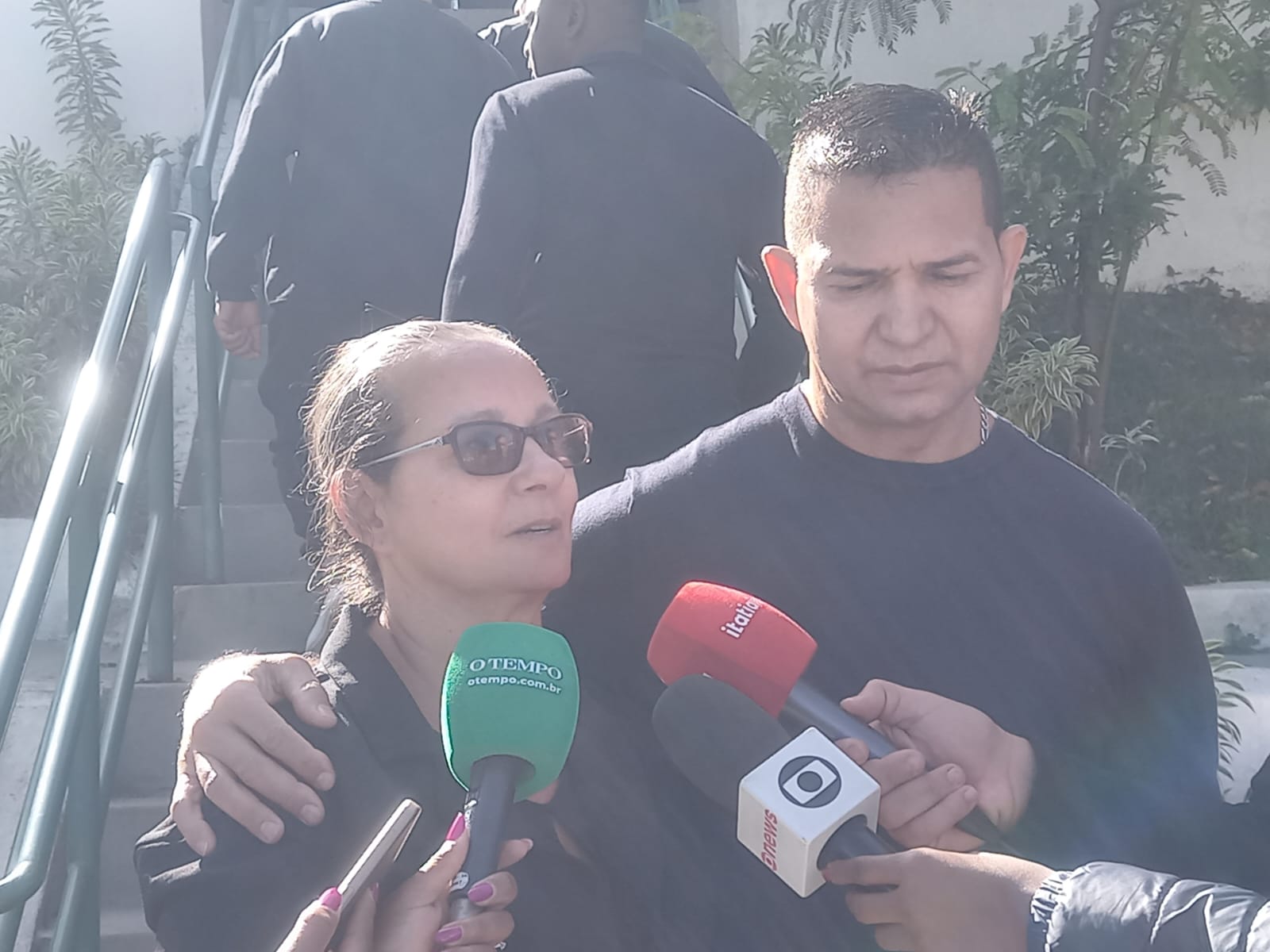 Arlete e Fernando Alves, irmãos do policial penal Euler Pereira da Rocha, de 42 anos, assassinado na madrugada deste domingo (3/8), dentro do Hospital Evangélico