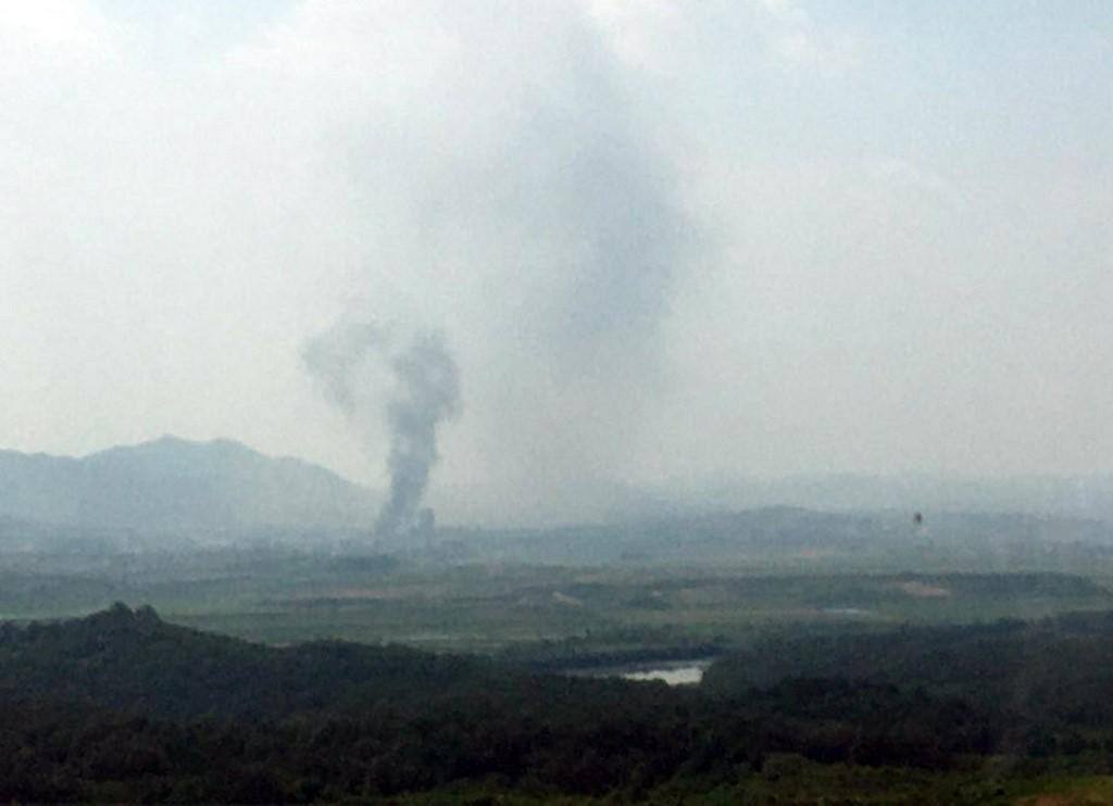 Fumaça do Complexo Industrial Kaesong, em imagem feita do lado sul em Paju, na Coreia do Sul
