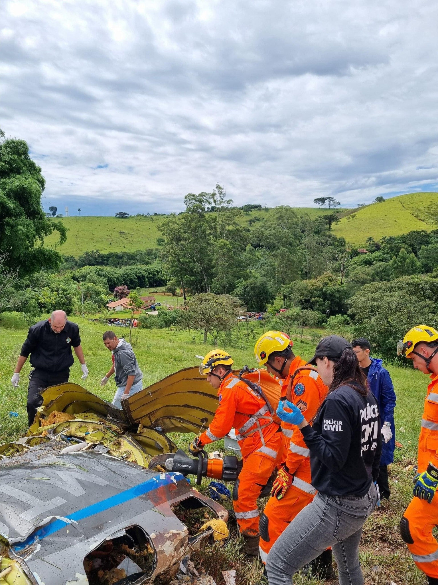 Bombeiros e Polícia Civil trabalham em acidente aéreo na cidade de Itapeva