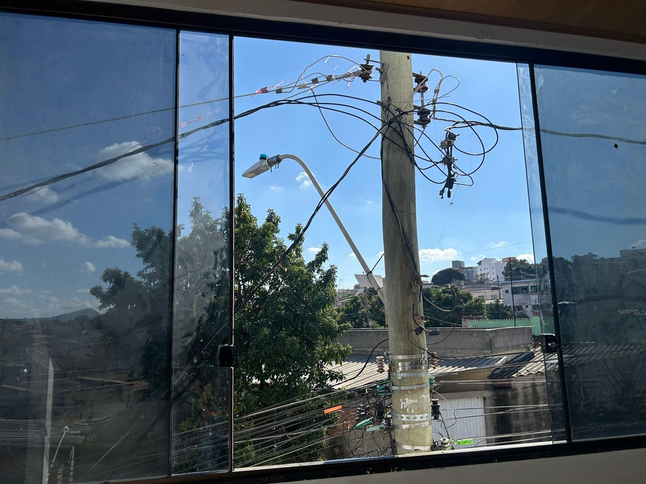 Um integrante da família, um homem de 35 anos, sofreu um acidente grave e está com sequelas depois de ser eletrocutado