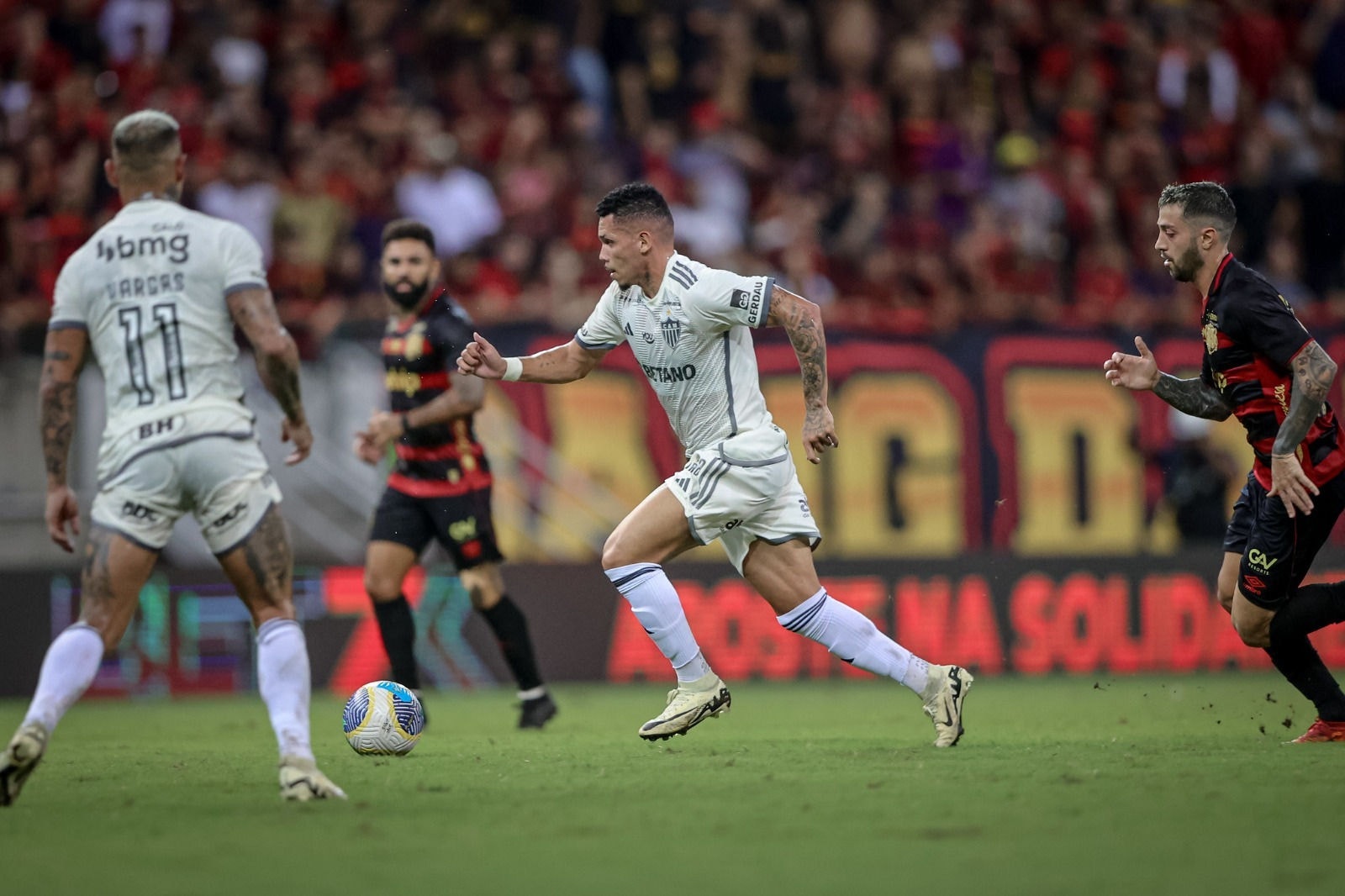 Pouco acionados, Paulinho e Vargas tiveram dificuldades de passar pela defesa do Sport