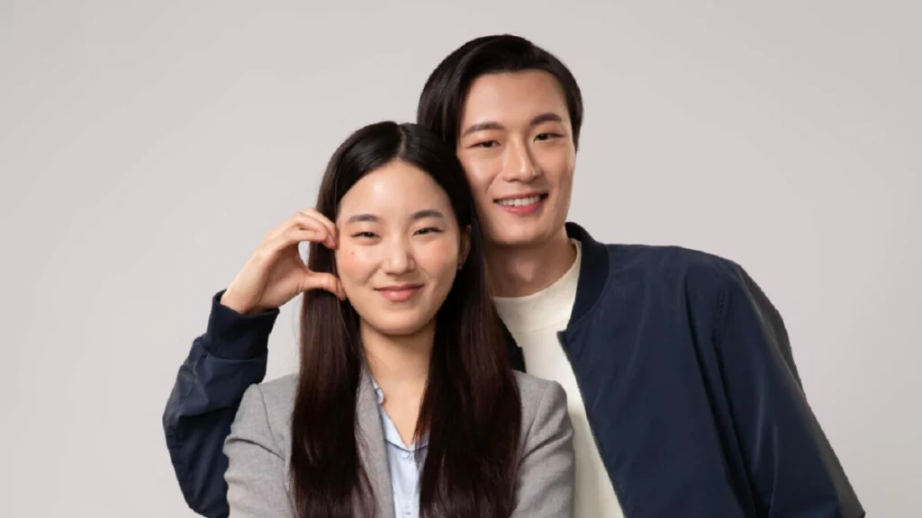Yun-A (Sharon Cho) e Ji-hoon (Raphael Chung) em Tudo Sob Controle