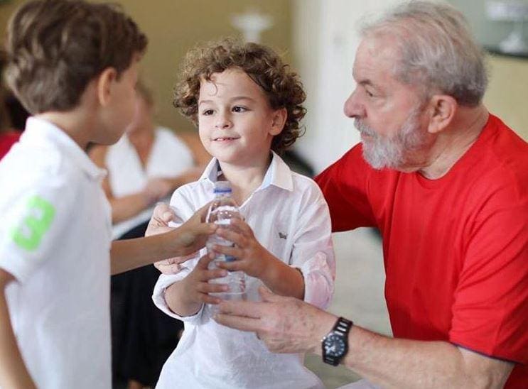 Lula e o neto Arthur Araújo Lula da Silva, de 7 anos, que morreu vítima de meningite meningocócica