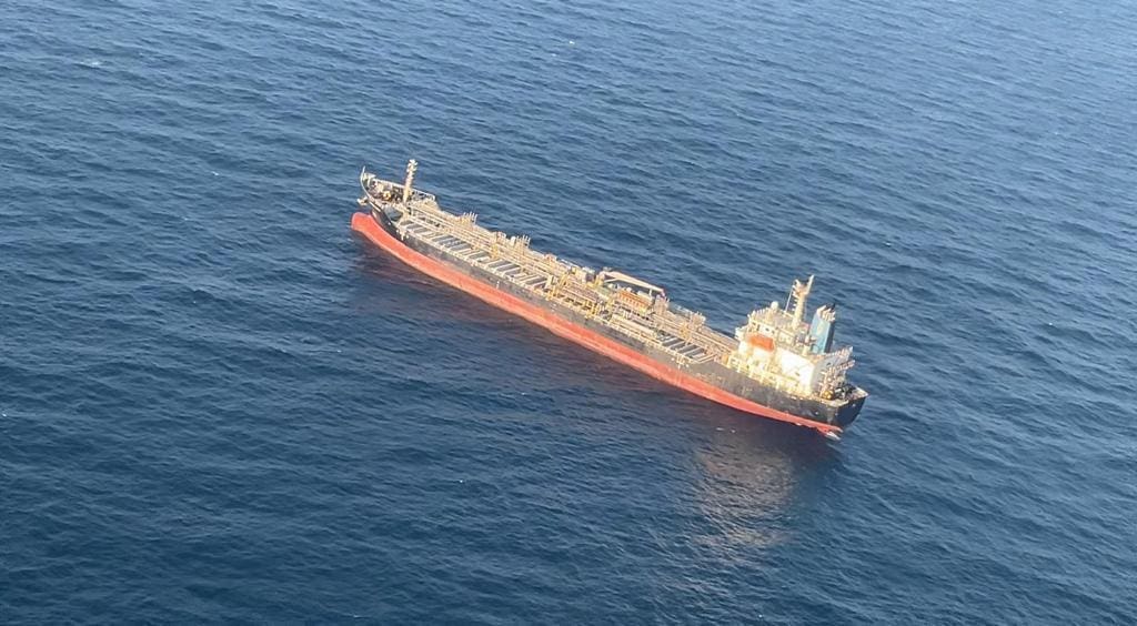Imagens do cargeiro MV Chem Pluto, alvo de ataque de drones na costa da Índia