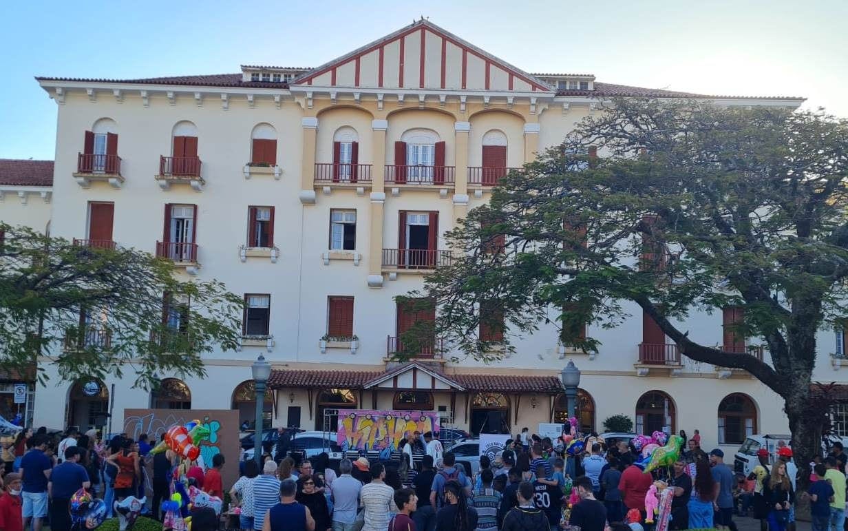 A praça Pedro Sanches, em frente ao Palace Hotel, é um dos palcos do Festival de Inverno