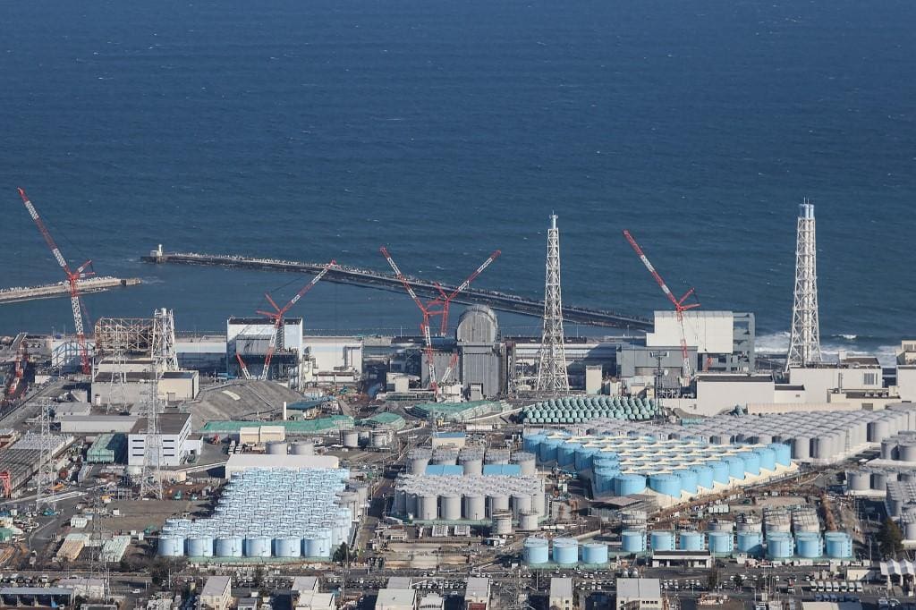 Vista aérea de tanques usados para armazenar água de Fukushima