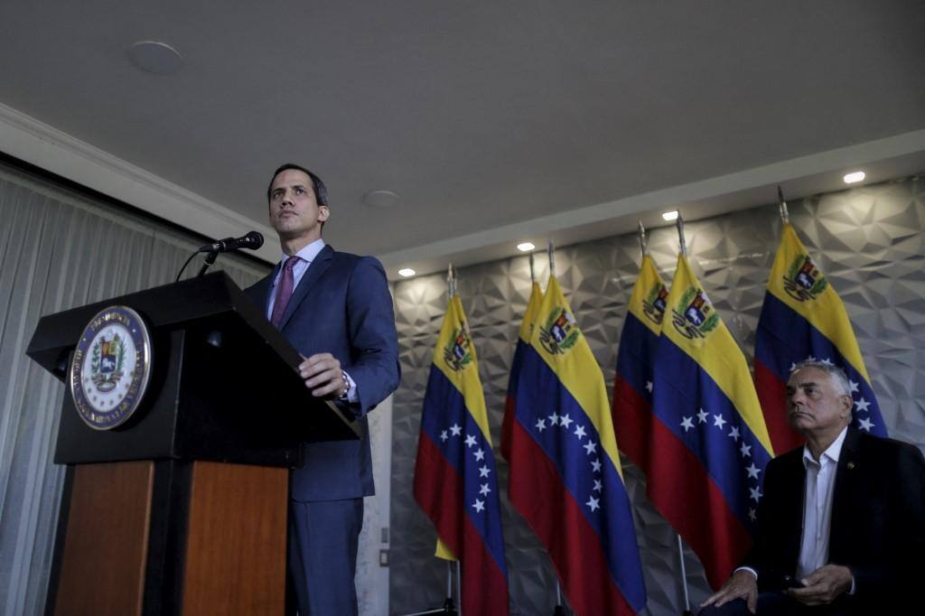 Juan Guaidó se encontrou virtualmente com membros do Parlamento simbólico nesta quinta-feira (5)