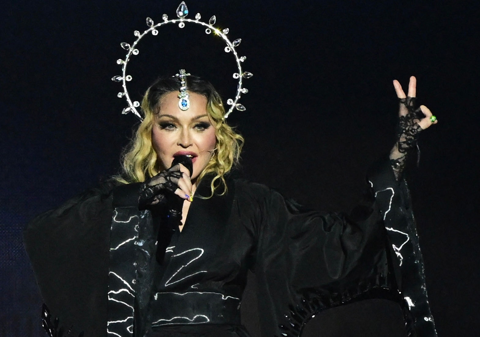Deputado do Distrito Federal criticou uso de "símbolos cristãos" durante show da Madonna