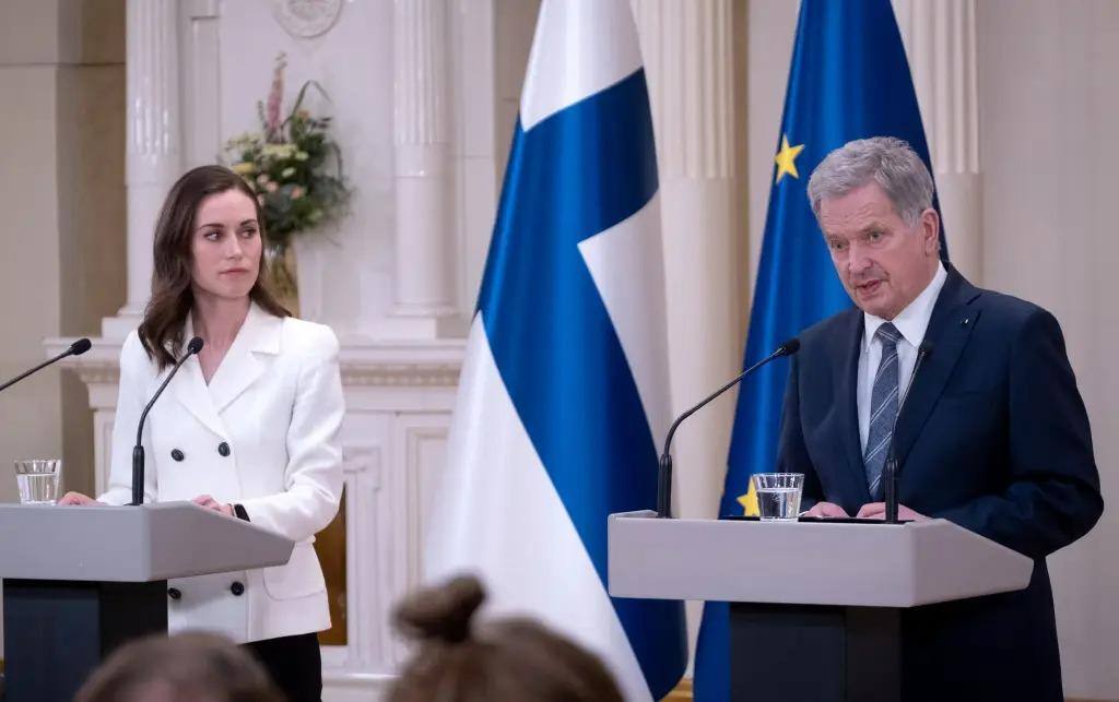 A primeira-ministra da Finlândia, Sanna Marin e o presidente da Finlândia, Sauli Niinistö, dão uma entrevista coletiva para anunciar que a Finlândia se candidatará à adesão à OTAN