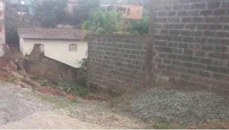 Muro de arrimo desabou sobre uma casa no bairro Luar da Pampulha, em Ribeirão das Neves; não houve vítimas