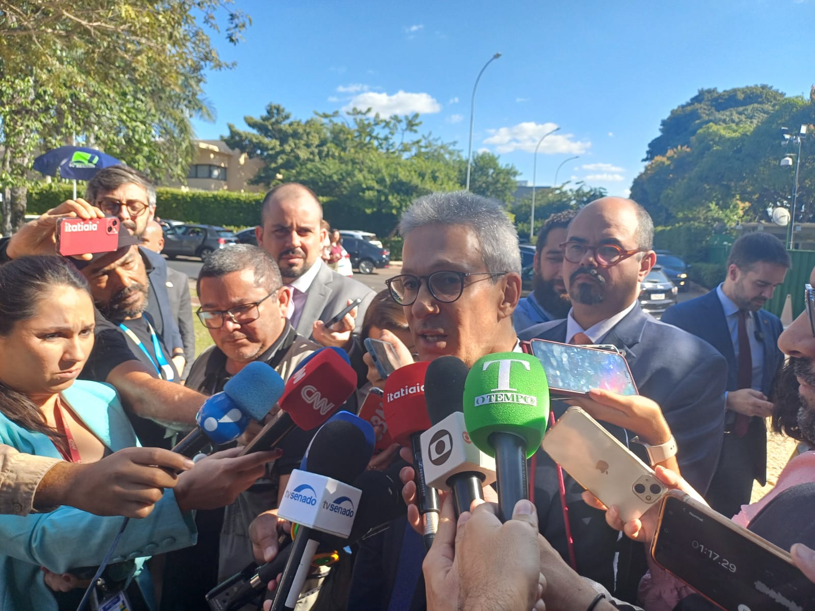 O governador Romeu Zema (Novo) em coletiva à imprensa nesta terça (2/7) em Brasília após reunião com o presidente do Congresso Nacional, Rodrigo Pacheco (PSD), por dívida