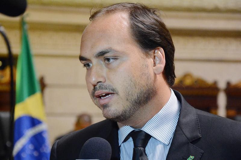 O vereador do Rio Carlos Bolsonaro (PL) é conhecido por seu tom combativo nas redes sociais.