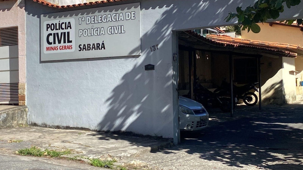 Foto mostra a fachada da Delegacia, em Sabará, onde família das vítimas prestam depoimento