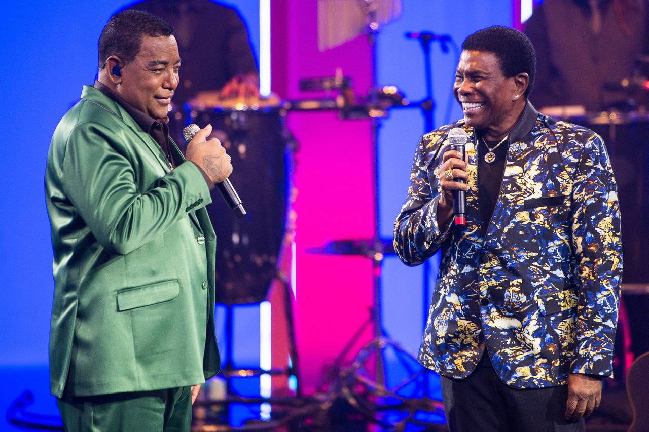 Vocalista do Raça Negra chora ao cantar com Neguinho da Beija-Flor em especial na Globo
