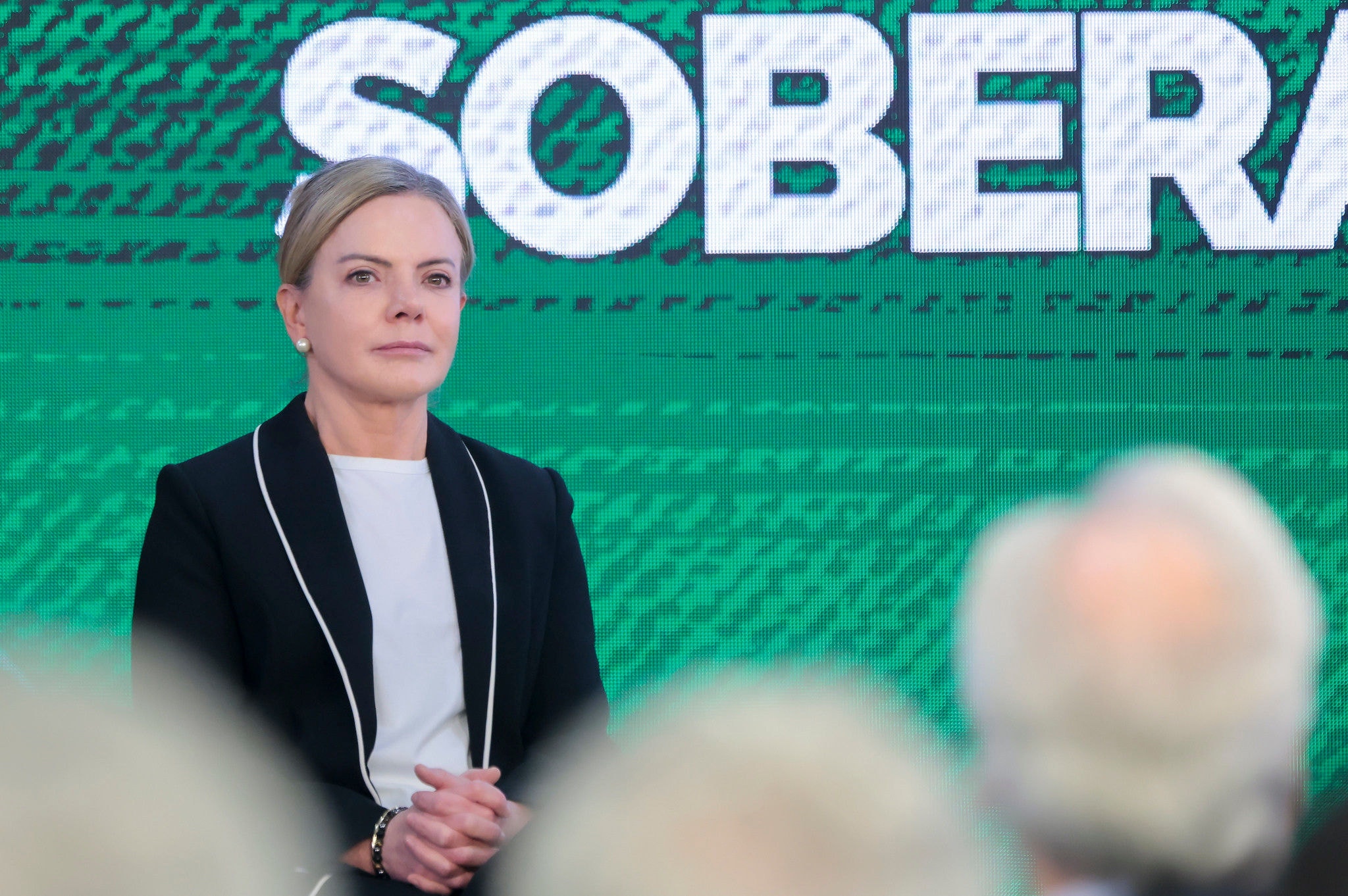 Gleisi Hoffmann criticou Bolsonaro pela perda de valor de mercado dos bancos brasileiros e defendeu Flávio Dino